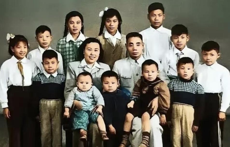 最近我发现一个有意思的事。国家博物馆保存着一张泛黄的老照片，上面是吴信泉将军的全