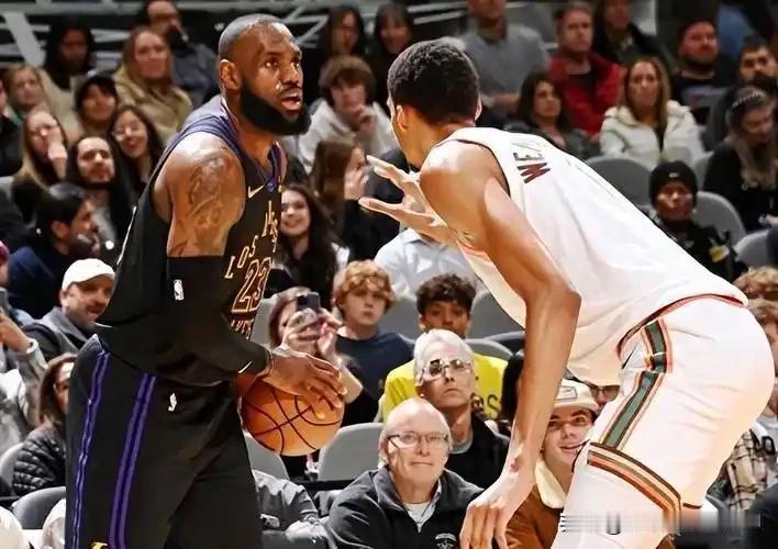 文班亚马是非常诚实的他表达了两点对于詹姆斯的看法首先第一点关于詹姆斯成为联盟