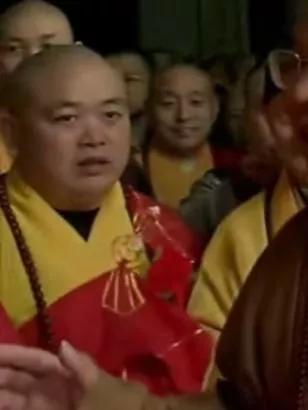 永信大和尚犯了错误，的确该罚。当年他把少林寺商业化，很多人都对他不满，包括很多佛