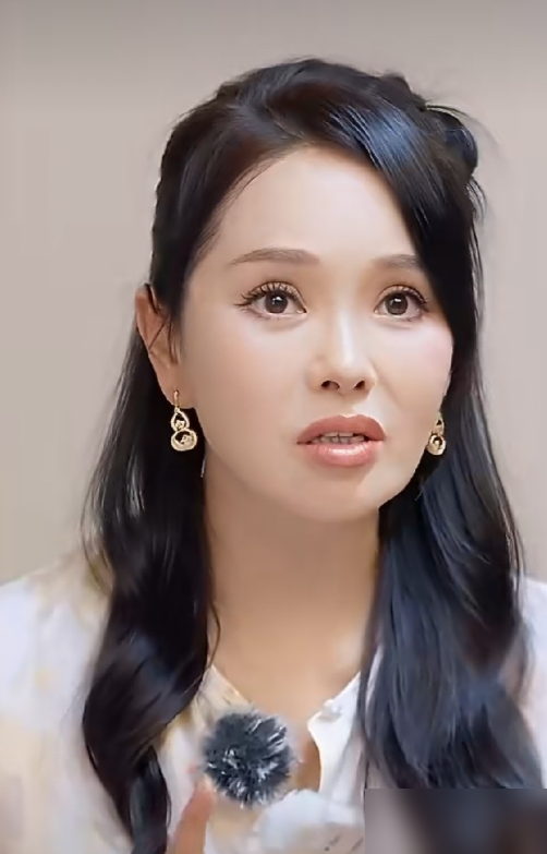 同样是女星带娃二婚嫁小十岁老公，婆婆的态度差了十万八千里！伊能静嫁秦昊，婆婆对着镜头公开说，我儿子找