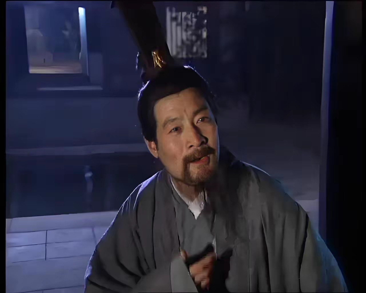 在《三国演义》里徐庶这个人真的是奇怪。曹操囚禁徐庶老母匡徐庶到许都，后来老母见徐庶弃暗投明后悲愤自杀