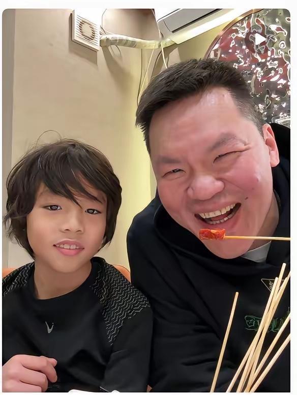 篮球名将朱芳雨：一婚娶体操女神，生了两个儿子，二婚娶了广州富家千金唐子乔。