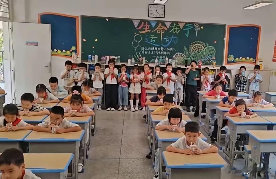 “武汉这所小学班主任发的视频看了让人心里五味杂陈：订了学校的学生奶的孩子课间坐着