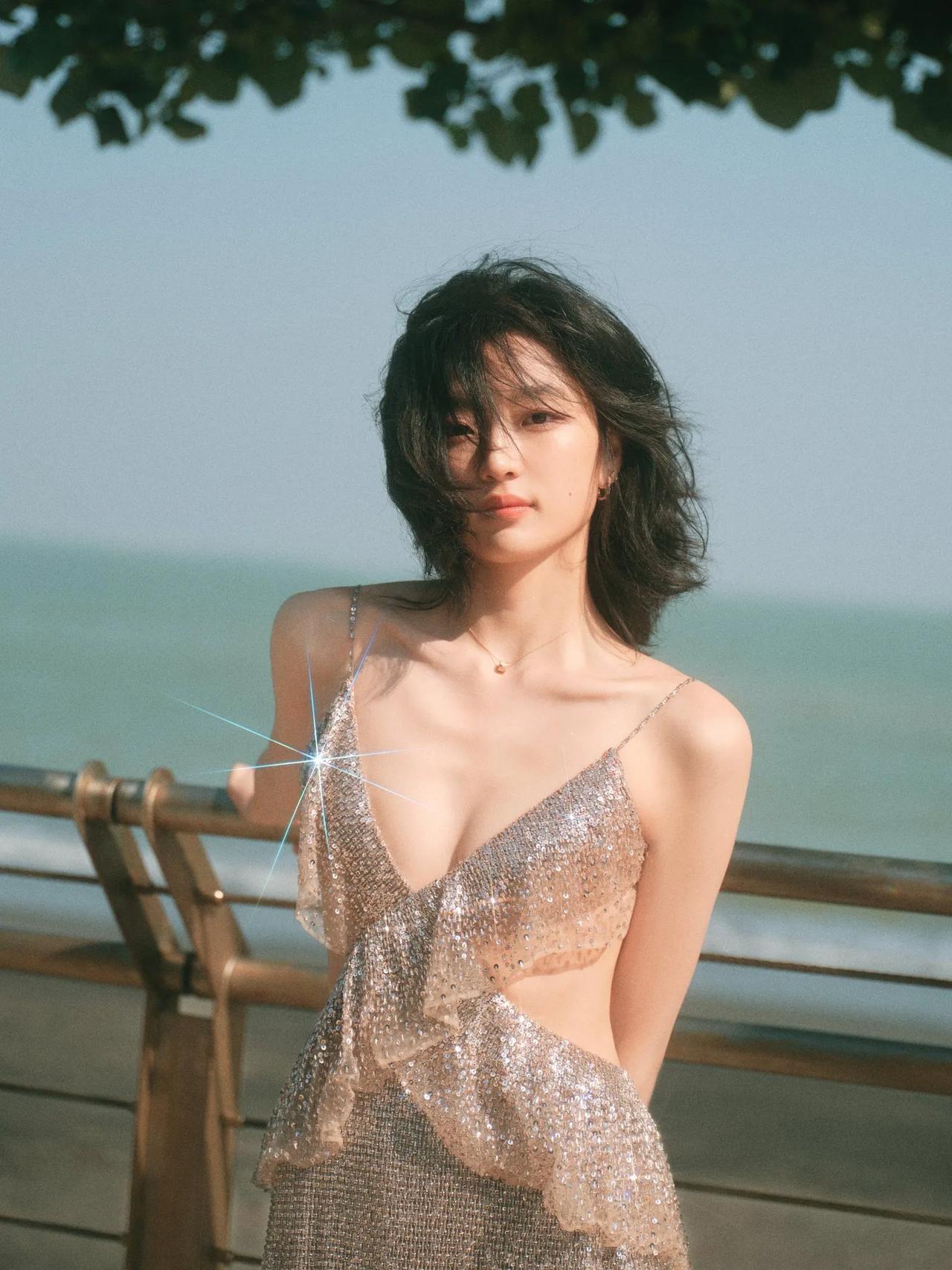 孙千这海边造型，是把“夏日浪漫”穿身上了吧！谁看了不说一句绝！闪钻礼服配海