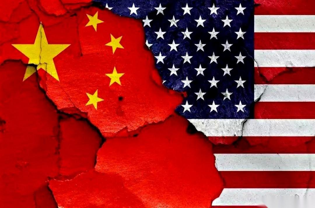 中美这场牌，打了快十年。起手就是掀桌子，贸易战、芯片锁喉、拉着一帮人堵门，招招