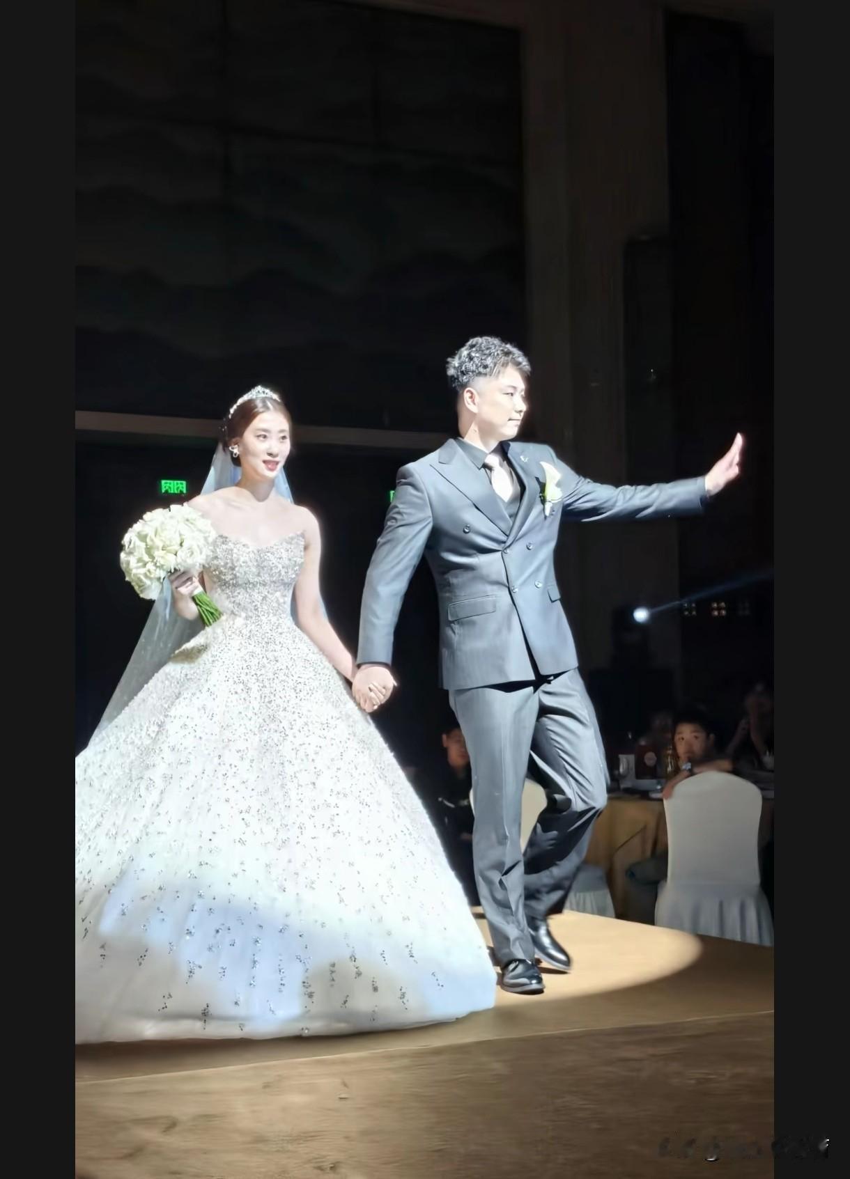 中国仰泳名将李广源和沈梦婷于国庆期间在杭州举办婚礼，同一届队友及好友汪顺、徐嘉余