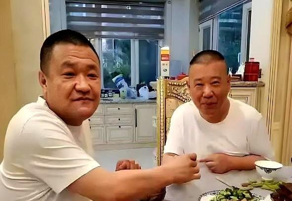 杨议跟德云社死磕数月，结果郭德纲轻飘飘甩出三张牌，直接让他哑火。要说最绝的还得