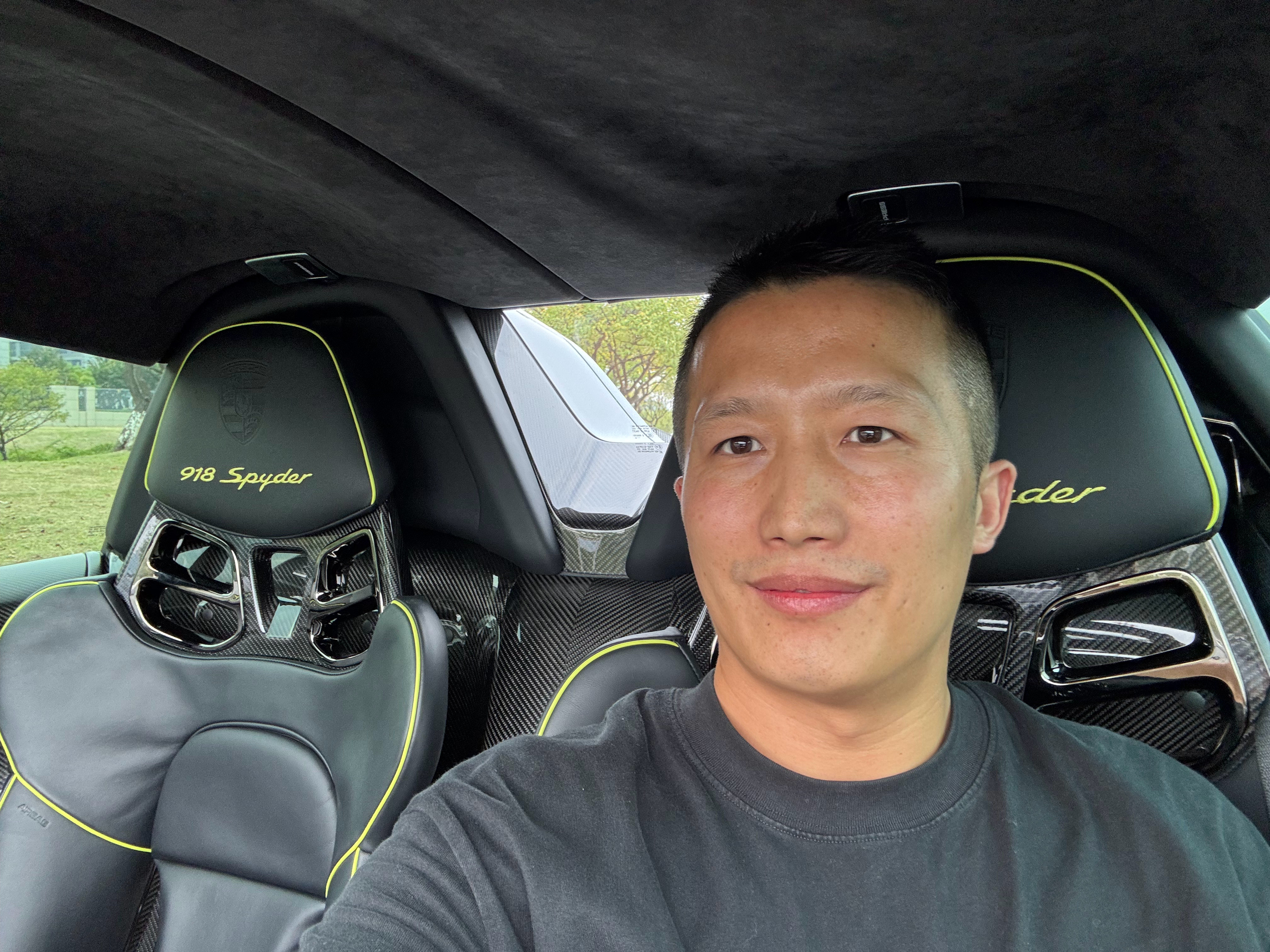 神车还是神车、即使是10多年前的产物、开在路上回头率还是很高的。开去人多地方、这