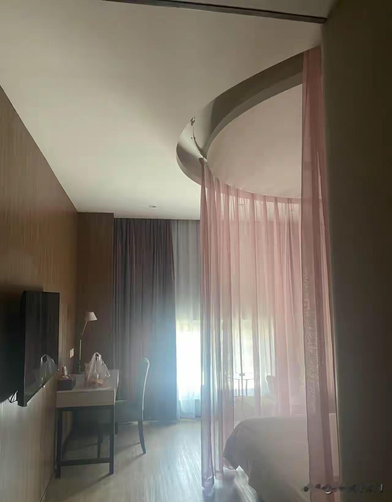 酒店房间惊现神秘床纱有了床纱该不会有摄像头了吧