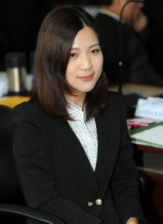 洪秀柱认证徐巧芯是“朝天椒”传人，蓝营新星崛起！2025年8月9日，国民党