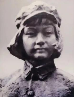 43岁的朱德与妻子吃饭时，突然10名敌军端着枪踹门而入：“抓住朱德！”妻子见状，