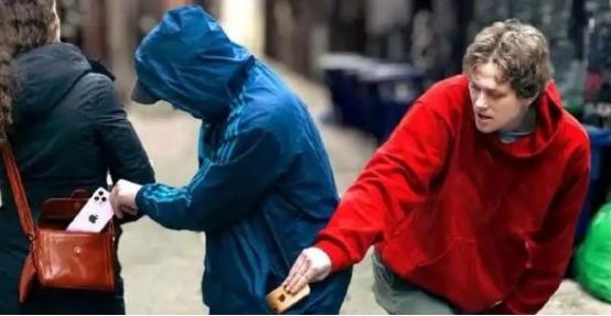 中国手机成欧洲小偷“禁忌”！偷完钱包主动还手机，背后原因让人哭笑不得