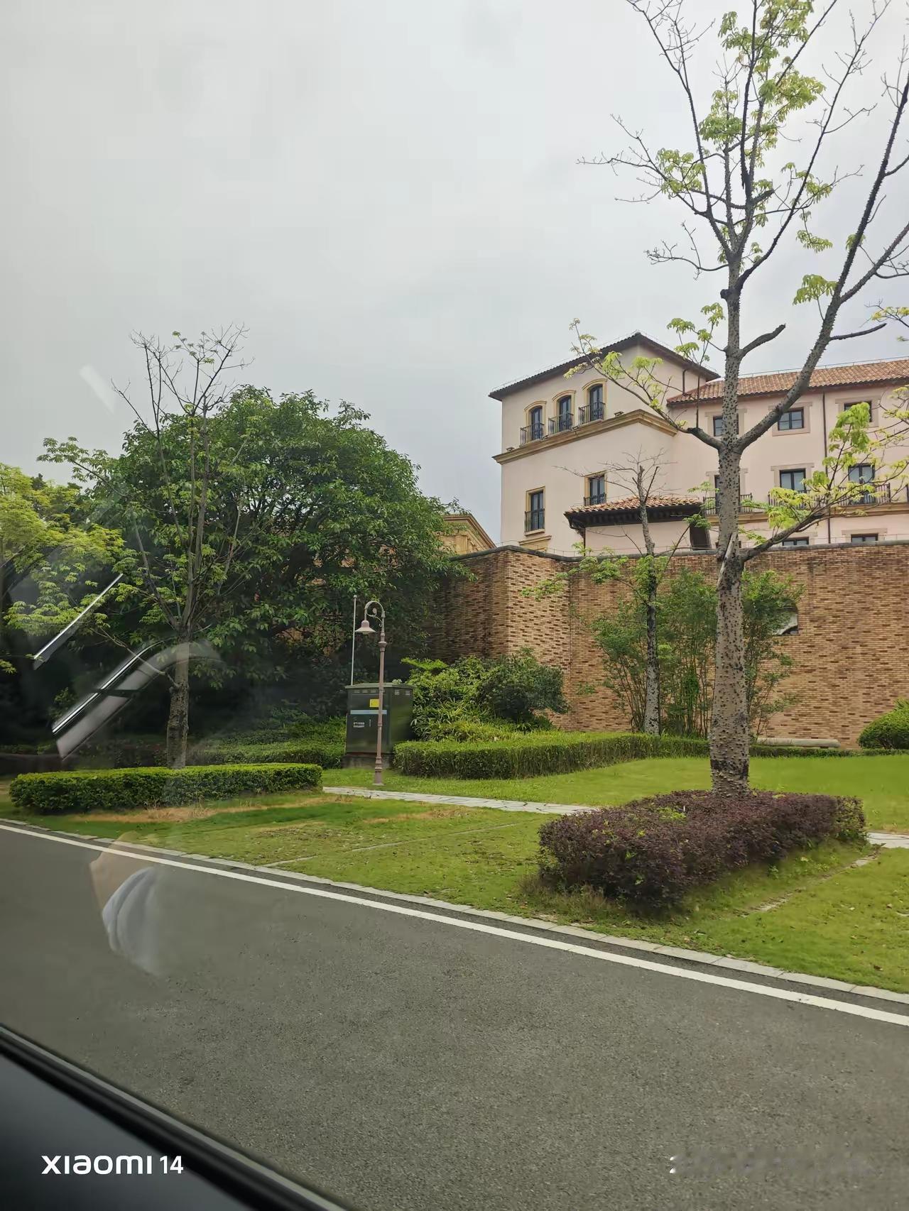 今天来华为出差，亲眼所见直接被狠狠惊艳到了！原本以为大企业都是冷冰冰的写字楼、