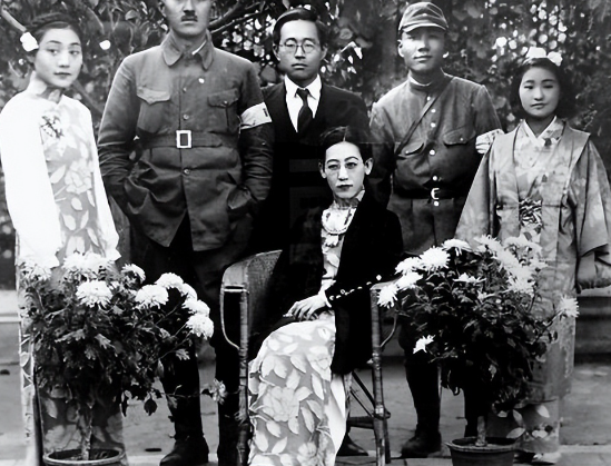 1924年的一天，17岁的美丽少女芳子，被59岁的养父以看画为由，叫到书房中。谁