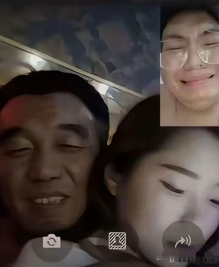 深夜里，正在外地打工的老王接到妻子小芳打来的视频电话。虽然已经很晚了，但老王依