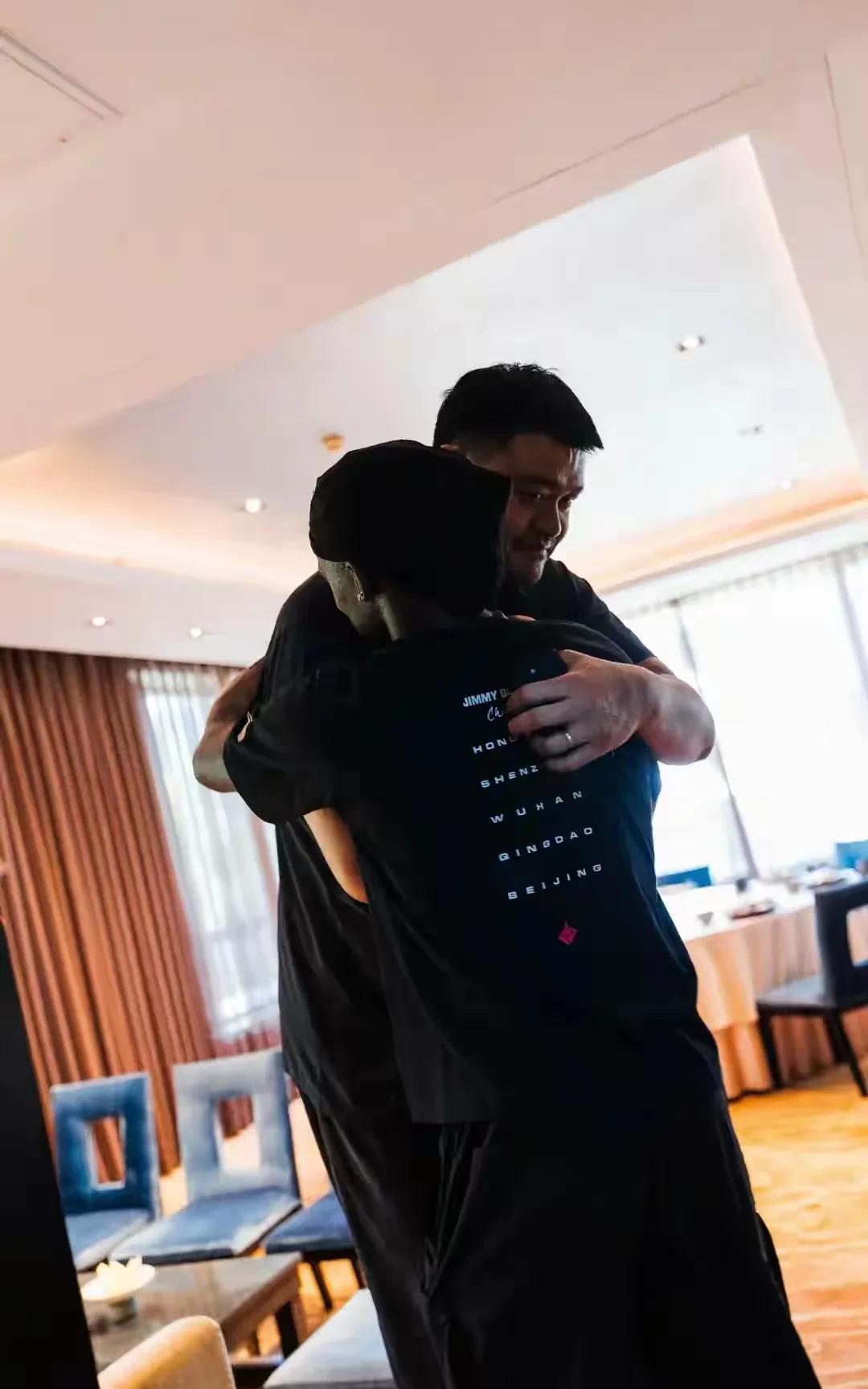 梅奥也在！硬汉巴特勒在姚明身边也变得小鸟依人！近日，巴特勒中国行受到了姚明的接