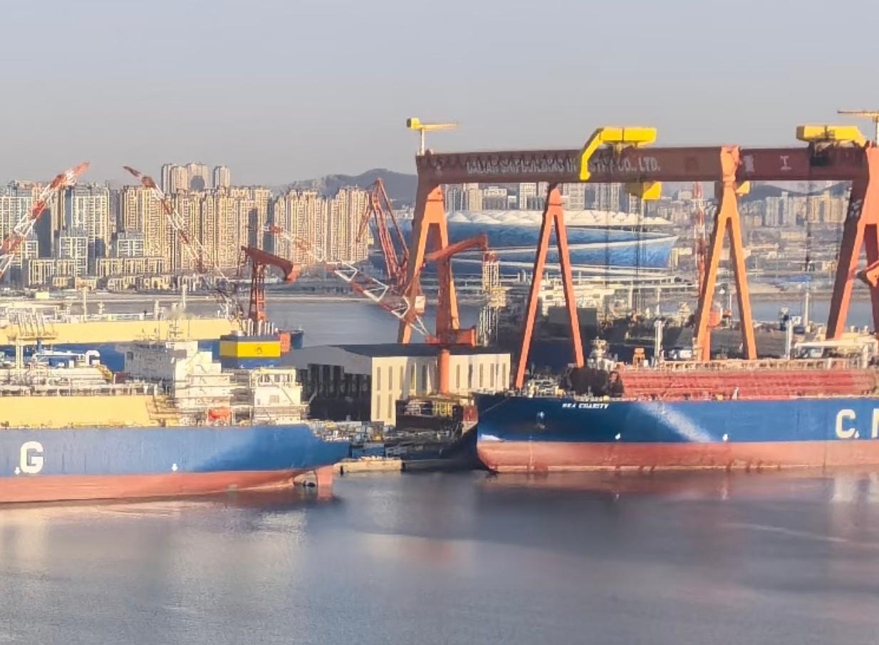 17日的004侧视图还有高清图，自己去找吧。与图二类似，机库底板高度以下的00