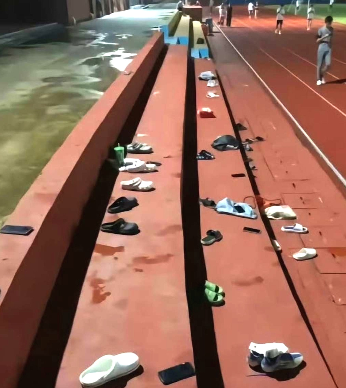 大学生心真的大啊，就这样随手扔，也不怕别人给顺走吗