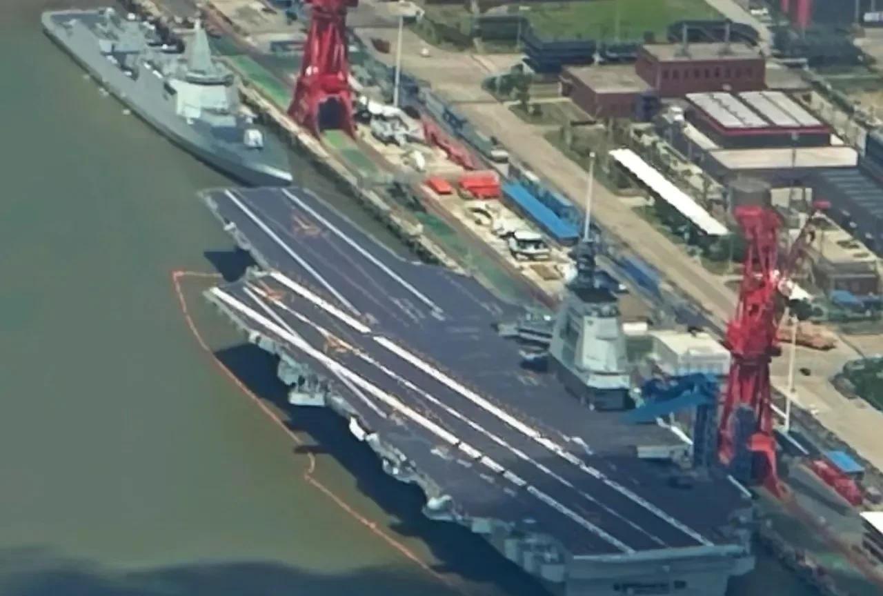 “福建舰”的最新状态，已经清空甲板，快要服役了，中国海军即将进入三航母时代！使