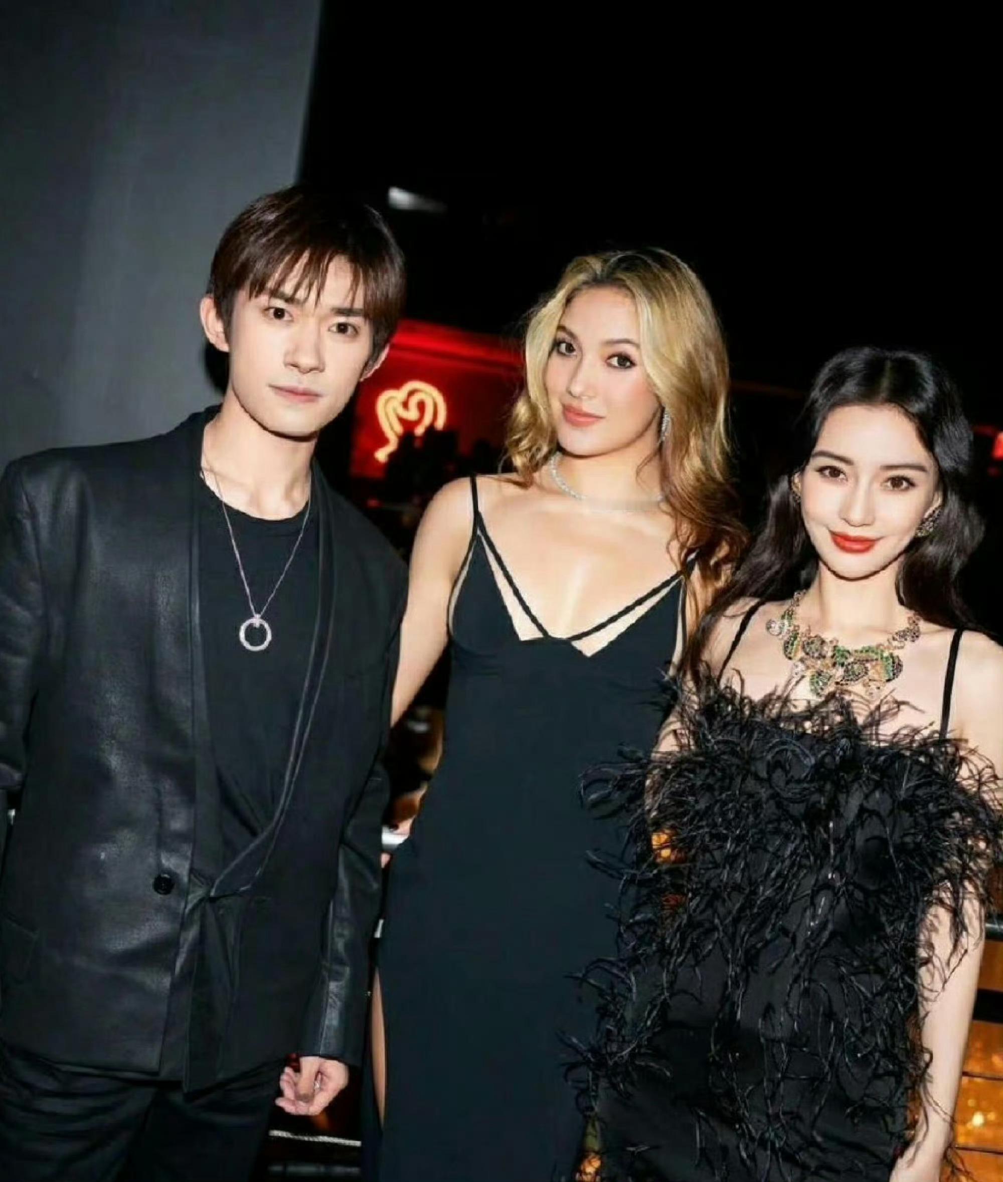 谷爱凌发的合照和baby发的合照有区别吗原相机也太真实了吧。。。