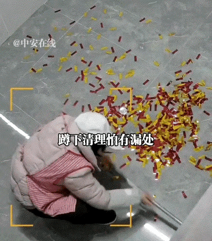 上海，一男子乔迁新居，门口放了彩带讨彩头，结果忙起来没顾上打扫。等他想去收拾的时