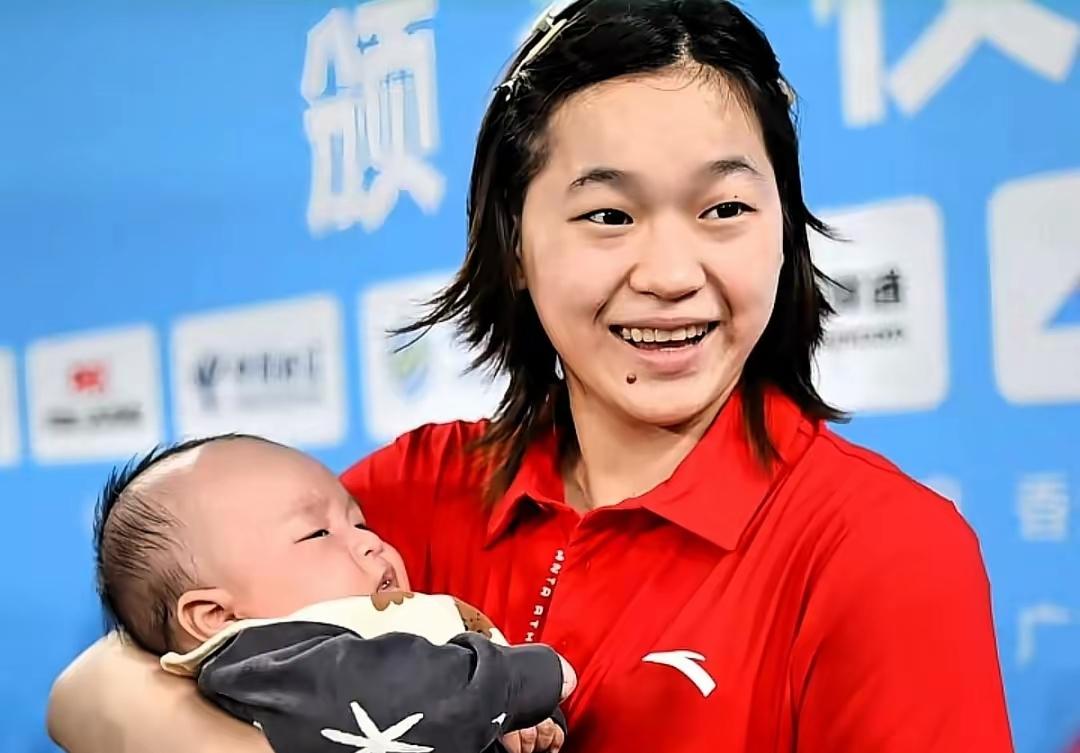 全红婵还有这一面，看起来真的好温馨啊。全红婵本人也是抱着师兄的谢思埸的孩子，