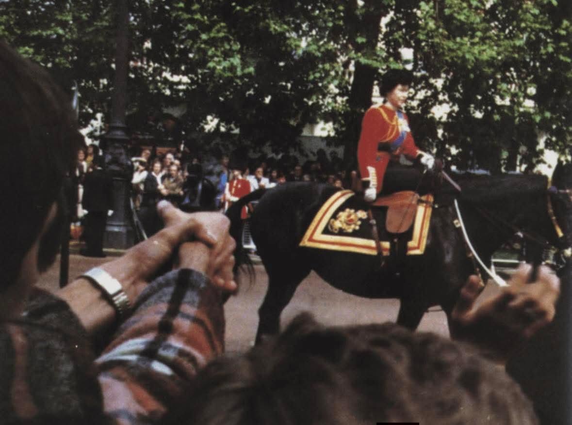 1981年，马库斯·萨金特向伊丽莎白二世女王开枪前的一刻……1981年6月，伊丽