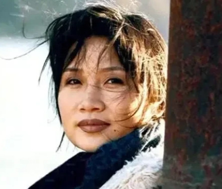 2000年，姜昆在美国偶遇削发为尼的李娜，他好奇地问这位曾经的歌坛一姐李娜：“你