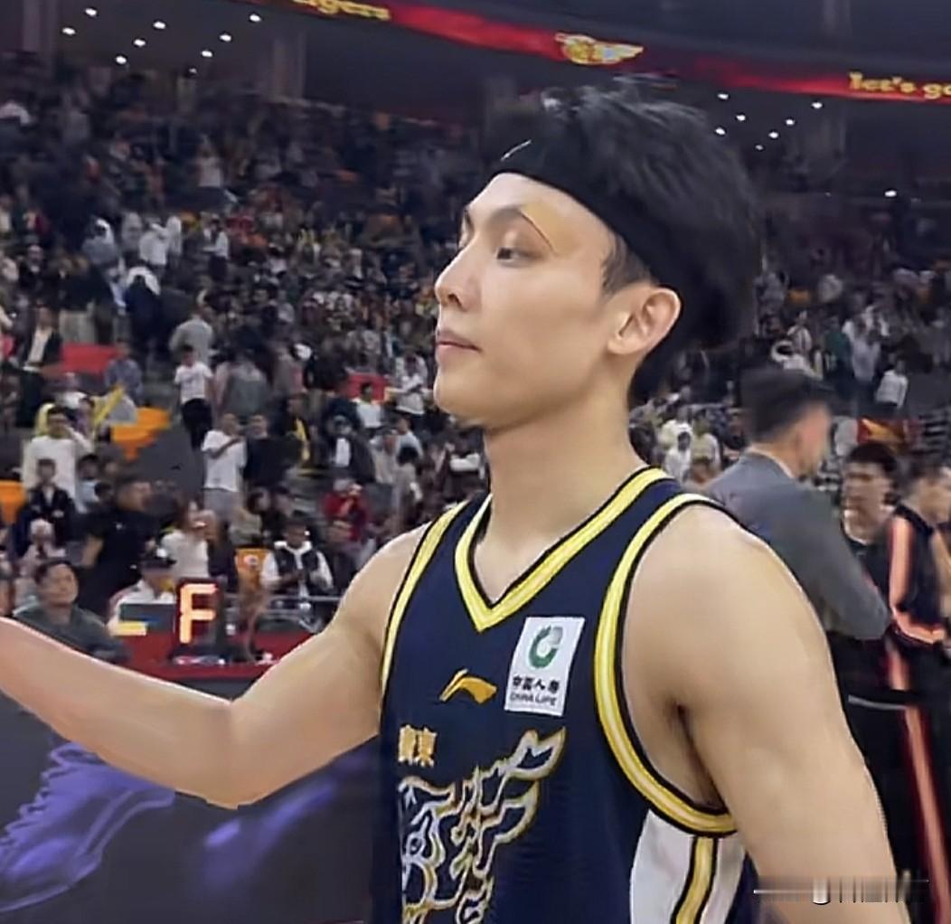 辽粤大战第四节，几个裁判也是挺抢戏啊！辽宁队一进攻就吹，就有罚球，广东队这边