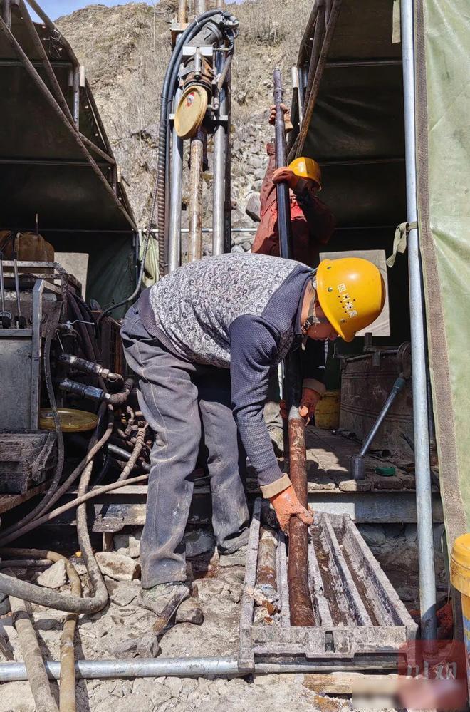 1986年6月6日，四川地矿集团的蒲广平在冕宁牦牛坪打钻时，看到钻孔边有块黄黄的