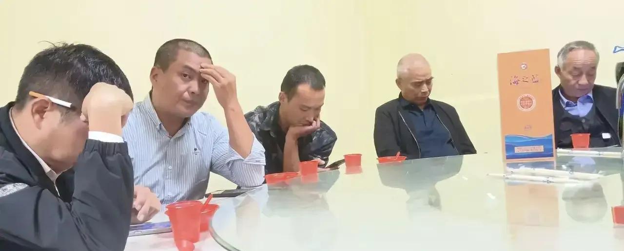 这是送亲和接亲的在等待结婚开宴。我就坐在你的身边，而你却在玩手机