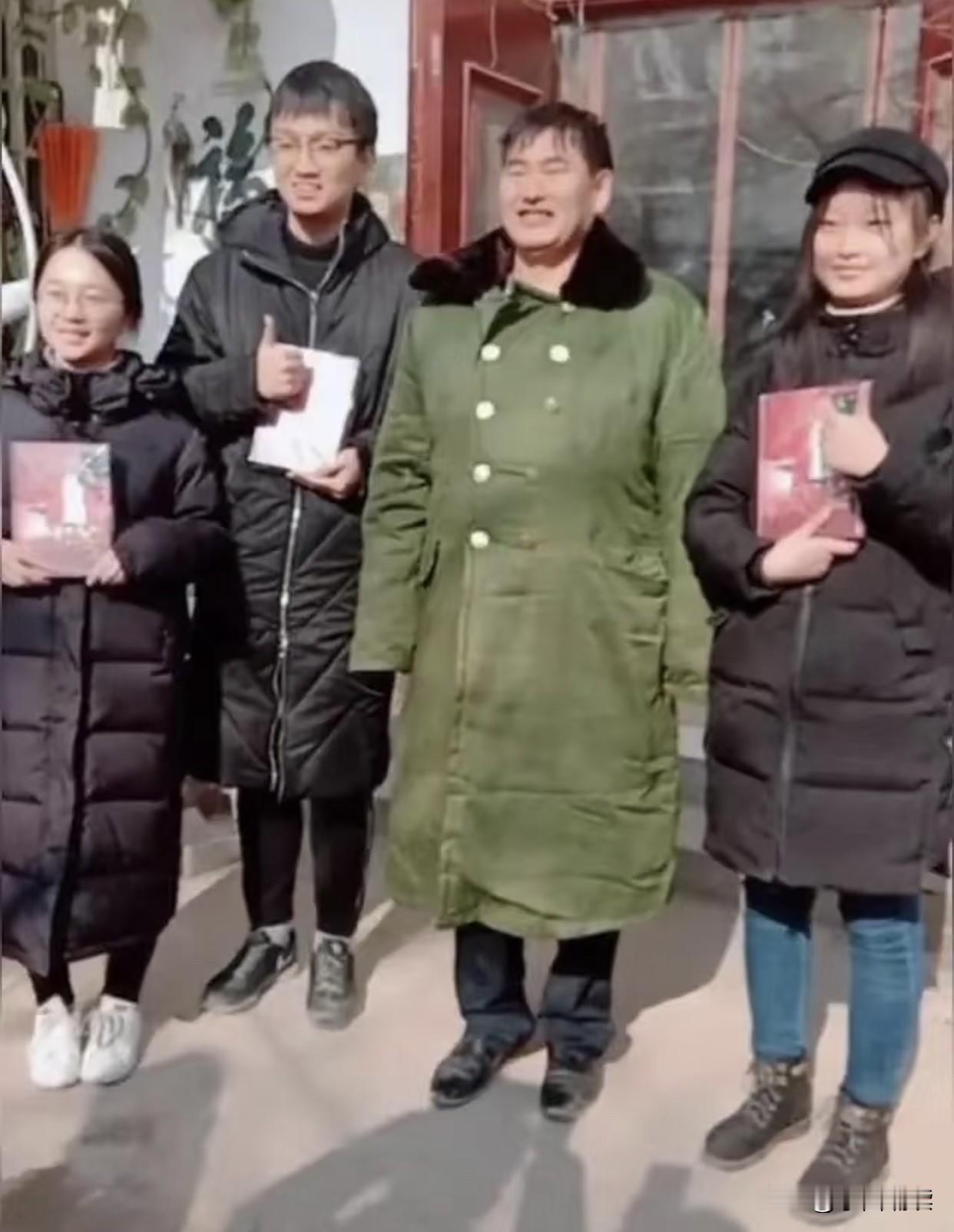 两幅图秒懂什么是小人物的人生逆袭！大衣哥朱之文的人生逆袭，是草根精神与时代机
