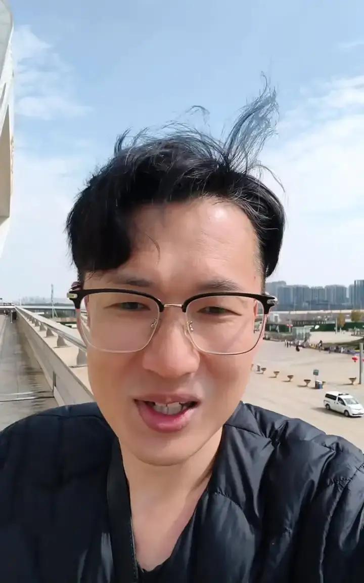 我刷到条视频，博主说自己去昆明考察蓝莓基地准备开工，结果老婆带娃先回上海，留下他