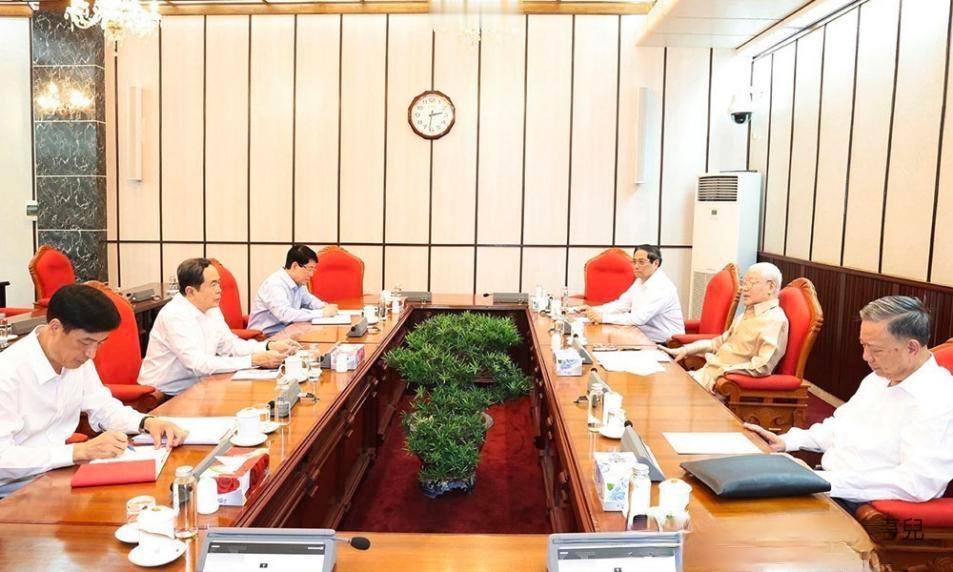 关键性人物！在2024年6月12日阮富仲去世前召开的为数不多的会议上，除了四驾马