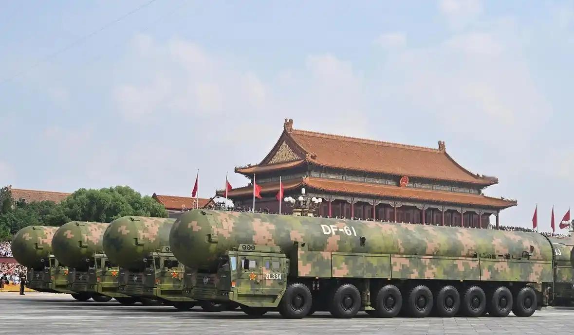 很多人以为，中国不军援俄罗斯，是怕了西方的制裁，错了！真相是，9·3阅兵