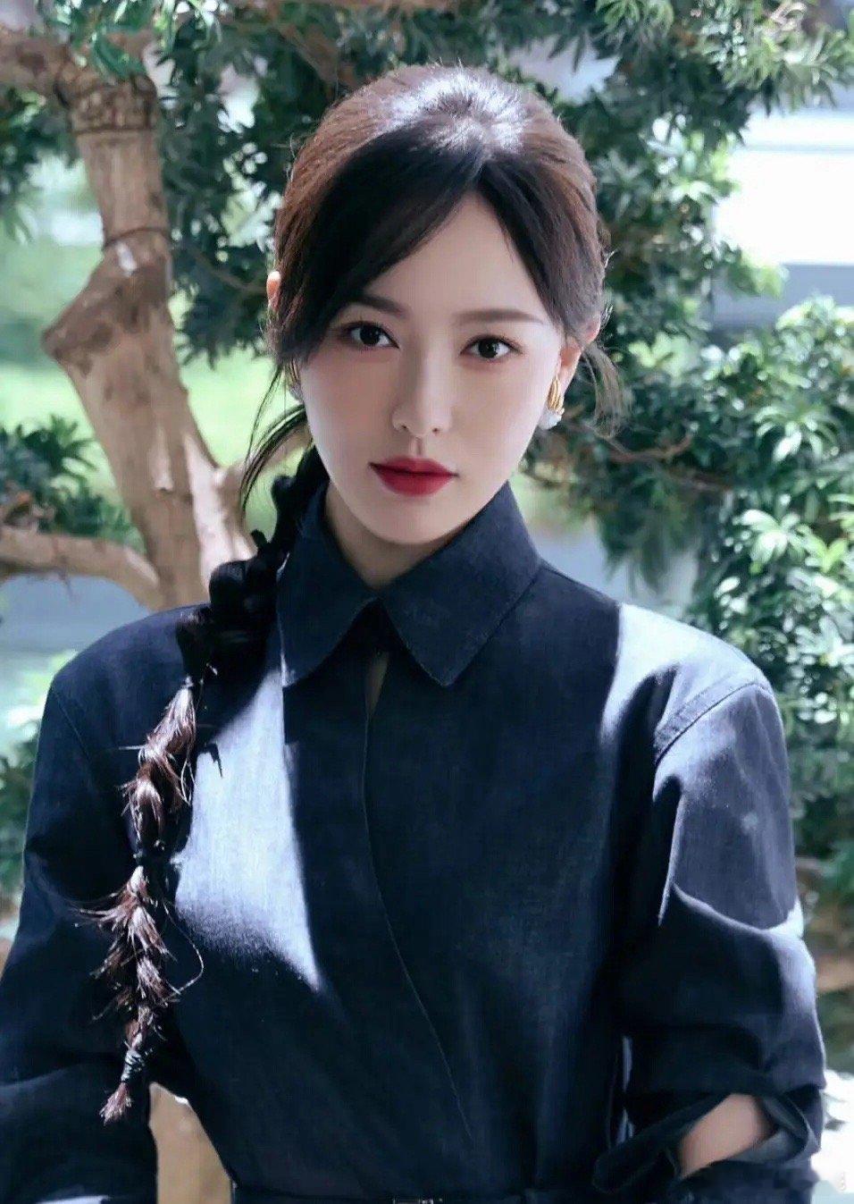 唐嫣,今晚怕是要失眠了!本来拍了三年的《繁花》,三大电视剧奖一个都没拿,已经够难