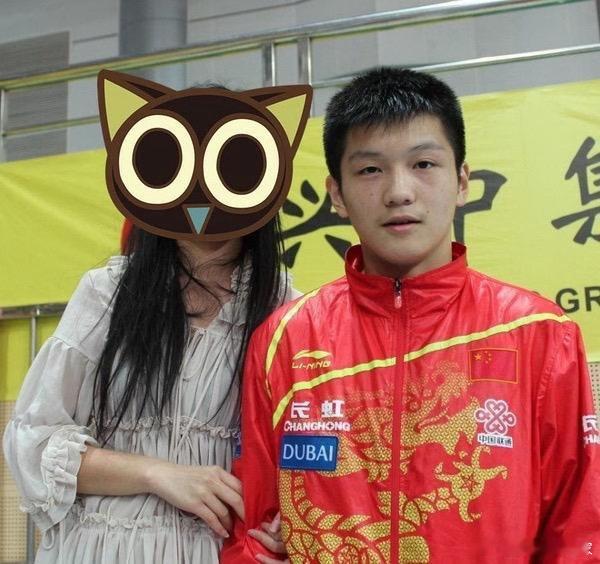 早期小胖合影女球迷都可以挽着胳膊。樊振东