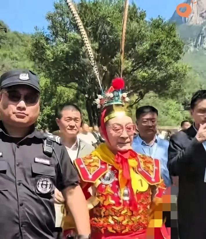 66岁的六小龄童，为角色拼命我认了，活跃舞台我也认了，但我真的忍不了——造型能不