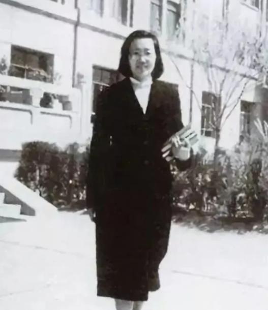 1960年，北大才女王承书狠心抛弃丈夫和孩子，从此音信全无。17年，当看到满头白