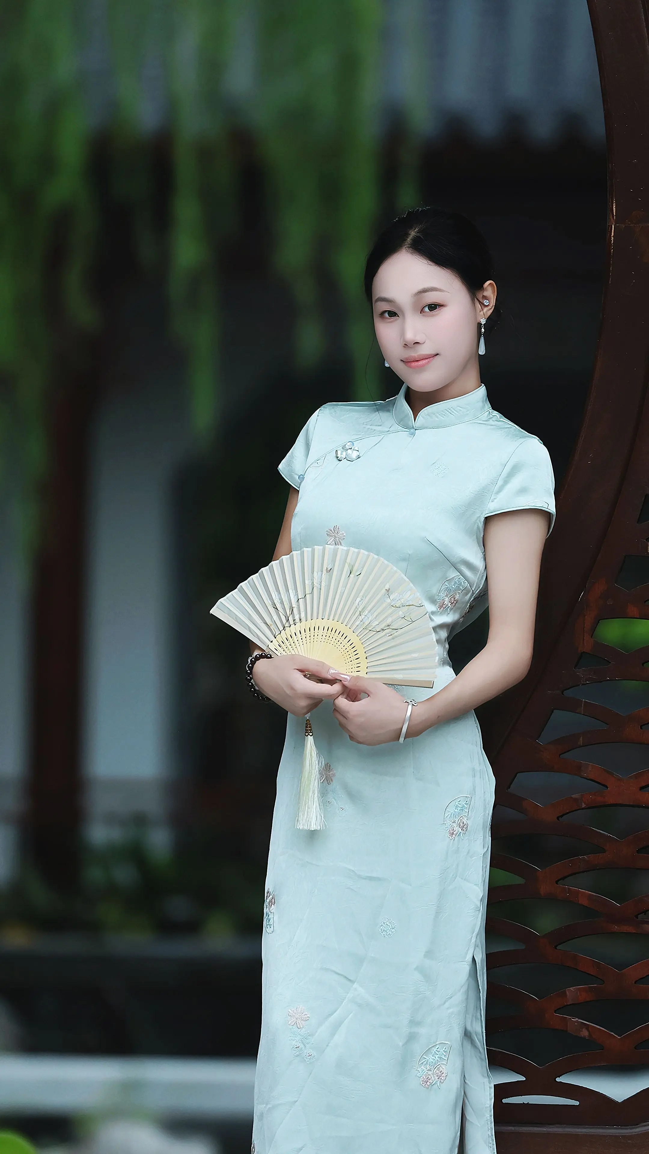 园林旗袍照 传递东方雅致之美 新中式旗袍拍照也太美了 国风穿搭分享