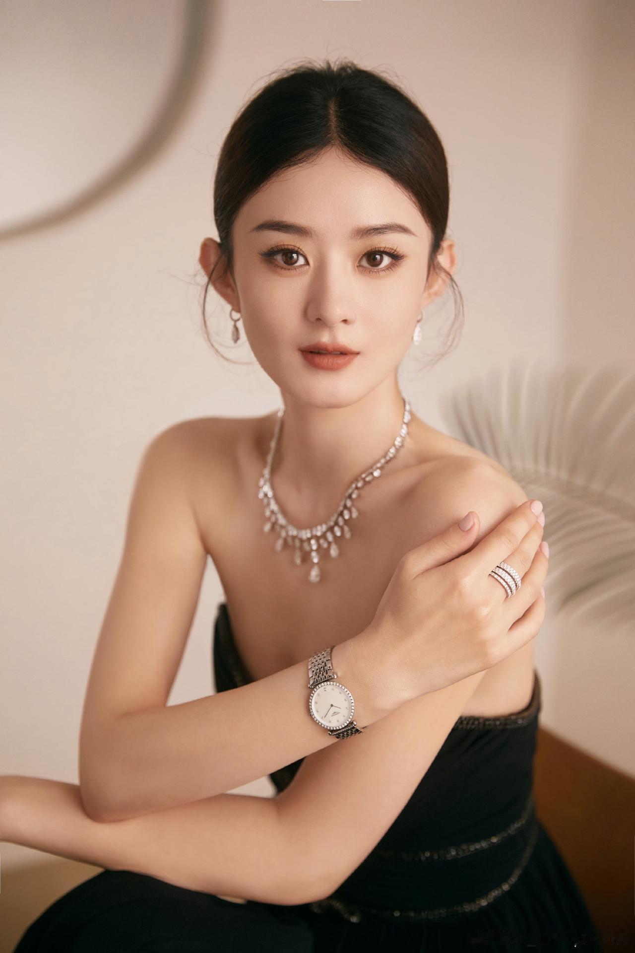 杨幂和赵丽颖，我更喜欢赵丽颖。杨幂也不错，但我就是更吃赵丽颖这一款。她演戏好看，