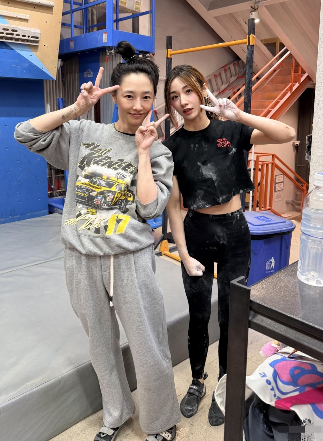 41岁白百何在北京一家攀岩馆锻炼被偶遇，她的打扮有点一言难尽，头发扎得很随意，脸