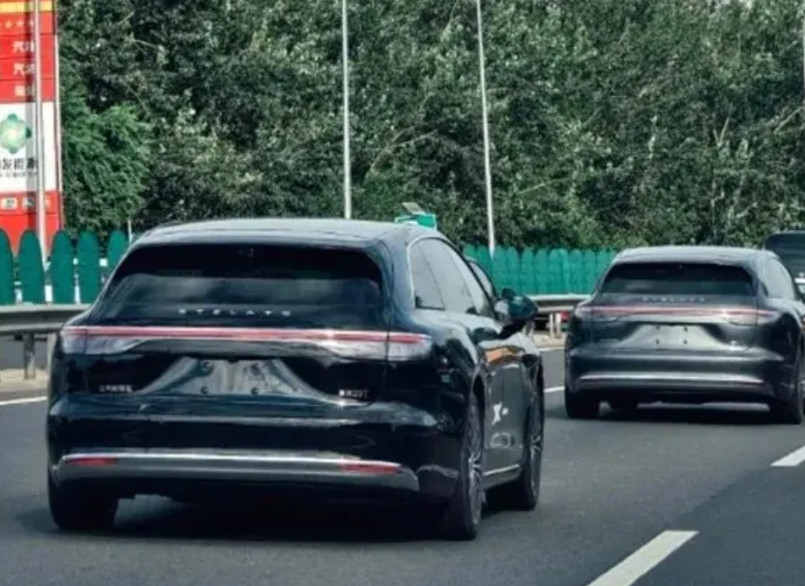 享界S9T实车曝光，鸿蒙智行把旅行车做成“精装武器”？从图中看，享界S9T采用