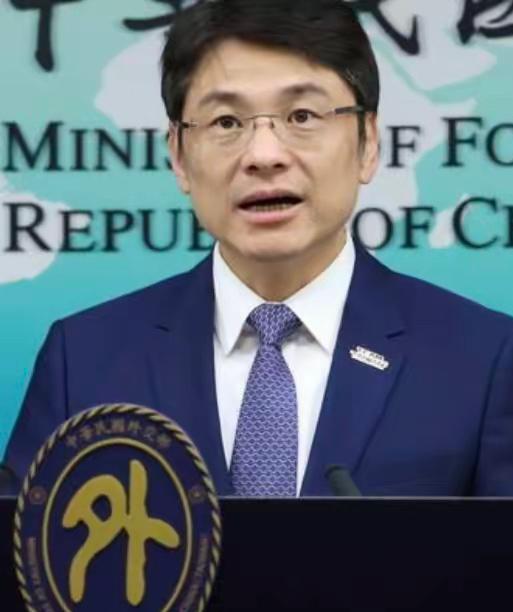 台湾当局的最新回应来了。解放军在台湾海峡连着两天实弹演习。赖清德那边立马跳脚