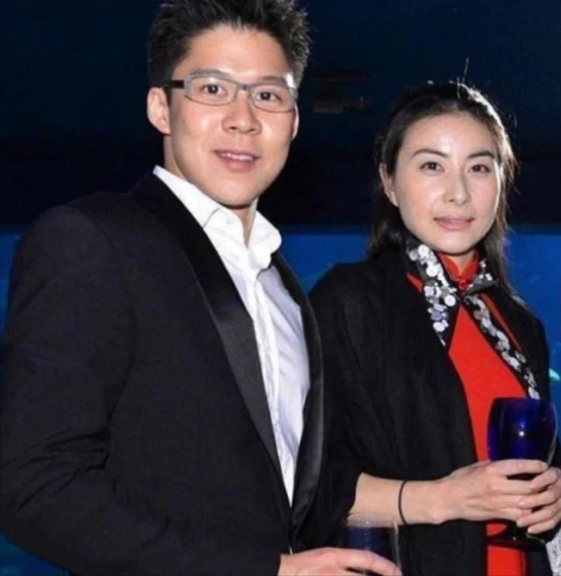 2000年，霍启刚第一次带女友回家。朱玲玲只看了一眼，便说：“你们不合适，分了吧