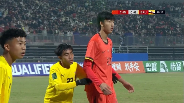 我来防他? 赵松源争顶破门, 文莱防守球员身高还不到他肩膀