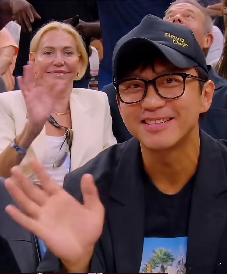 邓超带儿子看NBA总决赛，主持人一嗓子，直接给邓超排面拉满！NBA总决赛G5