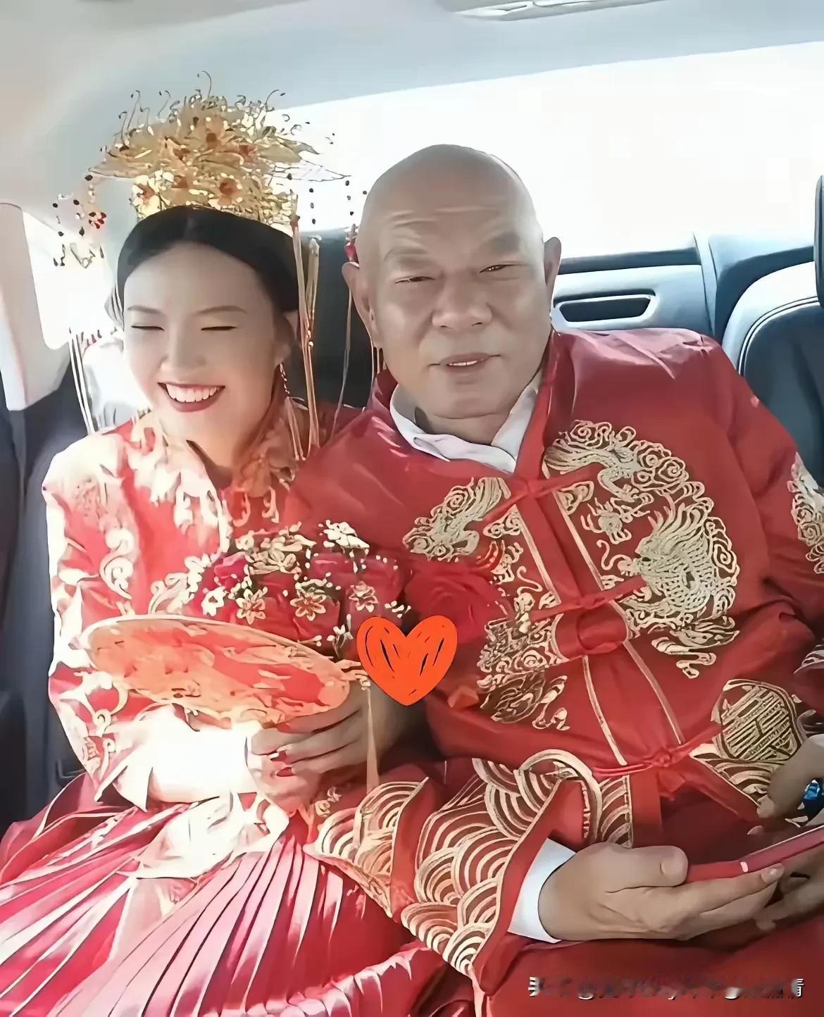 怪不得找不到媳妇的年轻人多，原因终于找到了，都叫有钱的老头娶走了。新娘开心的
