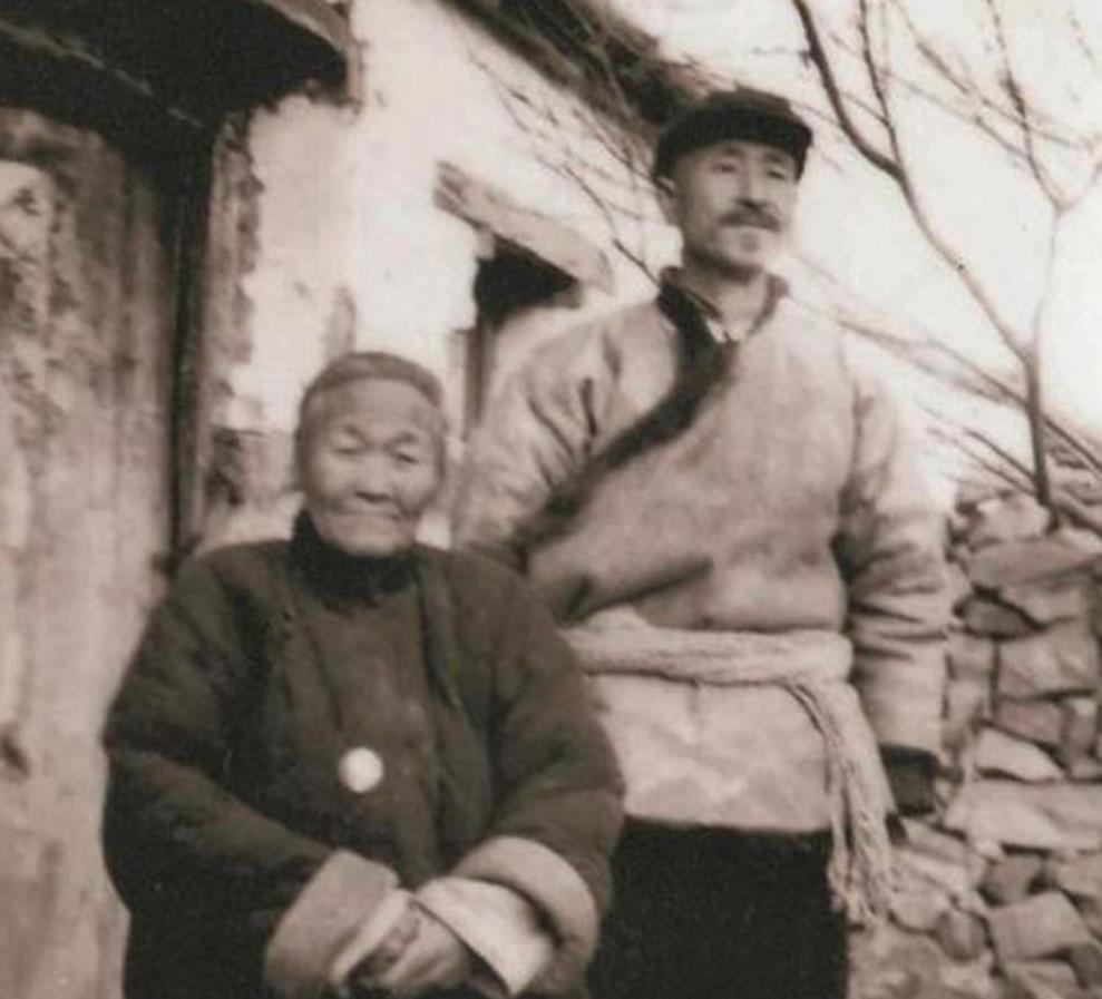 1947年，山西籍老八路军郭伍士复员，却没有回辉同县老家落户。战友们问他，他讲：