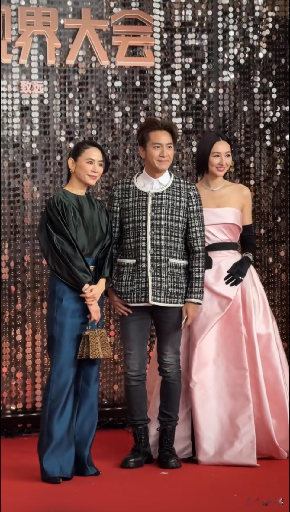 宣萱、马国明、高海宁同框。马国明穿着小香风就上台了？真是奶奶风～[笑着哭]哈哈